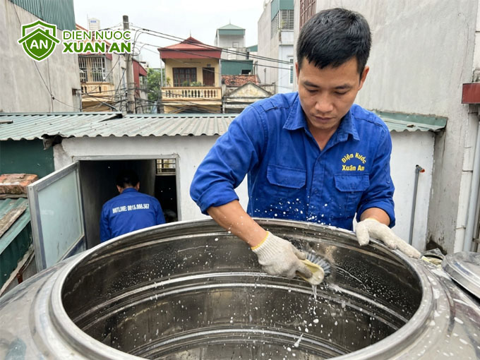 Dịch vụ Thau rửa bể nước Phường Vĩnh Tuy, téc nước trên cao
